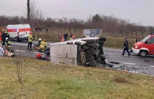 Tragiczny wypadek busa Poczty Polskiej. 2 osoby nie żyją, trwa akcja ratunkowa