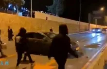 Izraelscy osadnicy atakują auto z Palestyńczykami