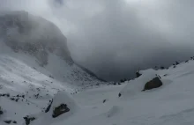 Trudne warunki w Tatrach. Lawina porwała troje turystów