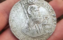 Wielka srebrna moneta z XVII w. znaleziona wykrywaczem pod Toruniem
