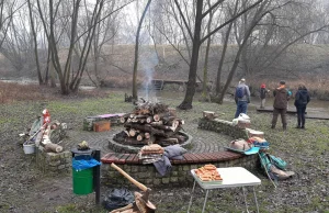 Policyjne karabiny na pikniku rodzin z dziećmi