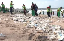 Bali walczy ze zwałami śmieci wyrzucanymi przez morze, dziennie nawet...