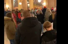 Protestujący włamali się do siedziby stanu Kansas