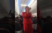 Kibice piłki nożnej rozpraszają stewardessę podczas lotu
