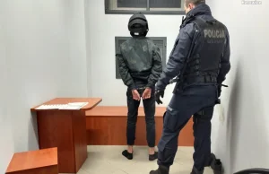 Nastolatek skatował pałką 52-latka w Katowicach. Na klatce