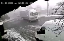 Kierowca auta wjechał pod ciężarówkę - jest wideo z monitoringu