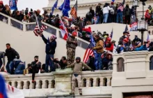 Amerykańscy patrioci pokojow protestują przed Kapitolem mimo brutalności policji