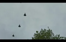 Dźwięk czterech nisko przelatujących rosyjskich myśliwców Su-57