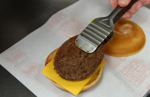 "Ma smakować jak mięsny burger". Kanapka McPlant trafi do McDonald's w tym roku