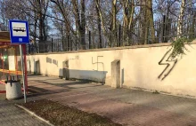 Oświęcim. Nazistowskie symbole na murze cmentarza żydowskiego.