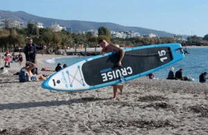 W Hiszpanii śnieżyce, a w Grecji fala upałów w Grecji. Ludzie wyszli na plaże