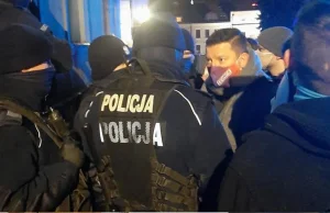 Restauracja w Cieszynie otwarta mimo zakazu. Na miejscu policja i poseł.