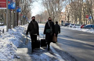 To są obłąkańcy. Kurs zakładania łańcuchów na koła tylko dla kobiet....