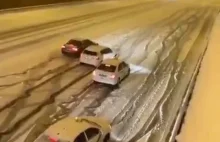Wyścig samochodowy na śniegu