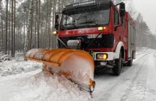 Akcja zima w gminie Maszewo. Strażacy z OSP odśnieżają drogi