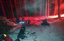 Z szałasu… prosto do szpitala. Uratowali amatora zimowego survivalu