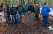 Police. Odkryli i wydobyli w lesie ważący ponad 3 tony pomnik z końca XIX wieku
