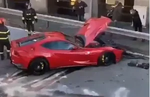 Ferrari 812 Superfast bramkarza Genoi rozbite przez pracownika myjni