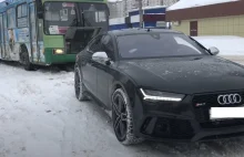 Audi RS7 holuje autobus miejski, który utknął w śniegu