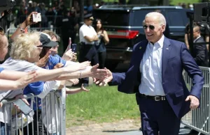 Joe Biden ogłasza "plan ratunkowy": prawie każdy Amerykanin dostanie czek.