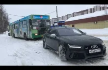 Audi RS7 wyciąga z zaspy... autobus