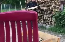 Gary założył się, że dołoży 4 kawałki drewna do ogniska