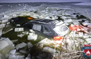 Wjechał Porsche Cayenne na zamarznięty staw. Lód nie wytrzymał