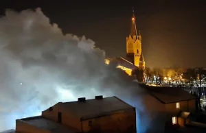 Pożar budynku w Inowrocławiu na ul. Przypadek. Kłęby dymu nad miastem