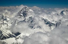 Nepalczycy 200 metrów poniżej szczytu K2. Tak dzieje się historia