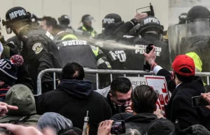 Policjant z Kapitolu: "Tłum chciał zabić mnie moim własnym pistoletem".