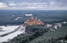 Zamek w Stobnicy w zimowej scenerii