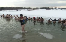 Niestraszny im śnieg i mróz. Morsujących wciąż przybywa