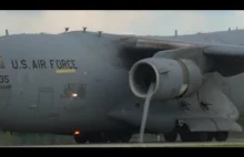Boeing C-17 Globemaster III cofający się przy użyciu odwracaczu ciągu