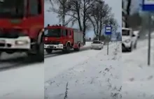 Wyprzedzał strażaków jadących do akcji. W sieci opublikowano nagranie...