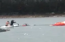 Paramotolotniarz wpadł do lodowatego jeziora. Uratowały go... morsy