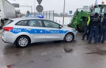 Trwa protest rolników: Traktorami blokują skrzyżowanie autostrad A1 i A2
