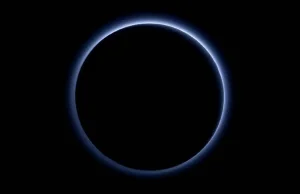 Badania sugerują, że atmosfera Plutona posiada lodowe związki organiczne