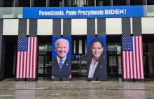 Wielkie zdjęcia Bidena i Harris na budynku Urzędu Marszałkowskiego "Powodzenia!"