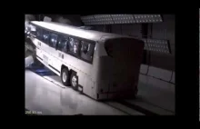 Test zderzeniowy ze ścianą autobusu MCI D przy prędkości 55 km/h