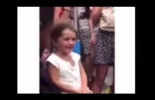 Kolesie rozweselają płaczące dziecko w metrze.