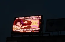 Multimedialny bilbord z reklamą fundacji Pro - prawo do życia.