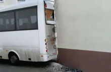 16-latek ukradł autobus i uderzył nim w blok