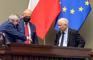 Jarosław Kaczyński bez maseczki w Sejmie