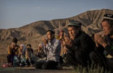 Przymusowa sterylizacja, tortury, obozy reedukacyjne. Chiny niszczą Ujgurów.