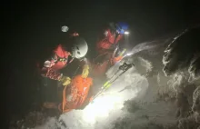 Turysta czekał na ratowników w wykopanej jamie śnieżnej. Nocna akcja TOPR