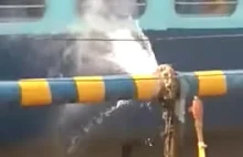 Indie - pociąg w interakcji z defektem rurociągu.