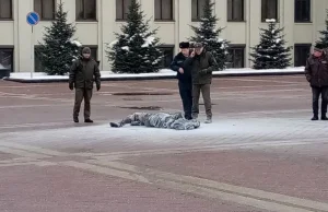 Mężczyzna podpalił się przed białoruskim parlamentem. Wszystko nagrała...