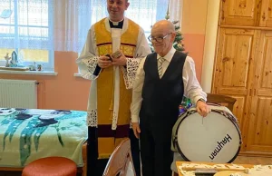 Ksiądz z parafii w Głuszycy spotkał się z seniorami 80+ z DPS BEZ MASECZKI!
