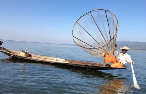 Dzień na jeziorze Inle Lake w Birmie