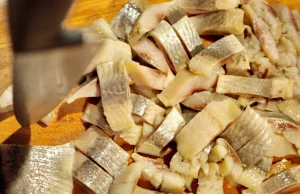 Śledź po kaszubsku – tradycyjny przepis na smaczną zakąskę